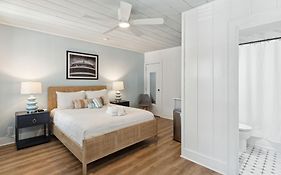 Folliday Inn - The Ariston - Room 34